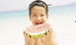 小孩吃瓜高清图片