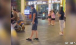 男子街头女子吃瓜,男子围观女子吃瓜，引发热议