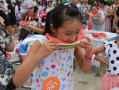 孩子吃瓜比赛