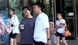 街头采访女性吃瓜,吃瓜背后的社会现象与心理解读