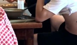 男子晒老婆吃瓜方式,萌态十足引网友热议