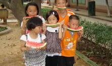 打架观众吃瓜图片,观众围观打架，吃瓜群众成焦点