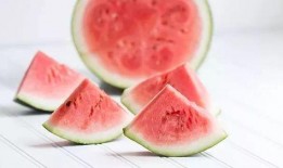 在广场上吃瓜,夏日里的闲适时光