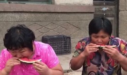 大姐请客吃瓜了,瓜香四溢，欢乐共享时光