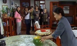 女婿难当亲家吃瓜,一场家庭关系的微妙较量