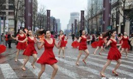 学校舞蹈男女吃瓜,男女共舞，吃瓜群众围观