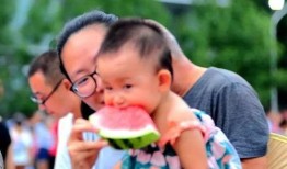 含吃瓜的头像女