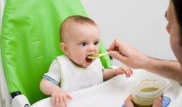 宝宝赌气自己吃瓜,萌态十足引网友热议