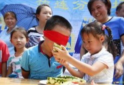 小朋友吃瓜出院,小朋友吃瓜出院温馨瞬间