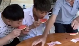 拍摄吃瓜搞笑视频,趣味横生的吃瓜搞笑瞬间