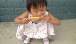 幼儿蒙眼吃瓜,幼儿趣味吃瓜大赛