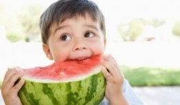 小朋友吃瓜出院,小朋友吃瓜出院温馨瞬间