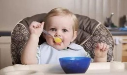 宝宝赌气自己吃瓜,萌态十足引网友热议