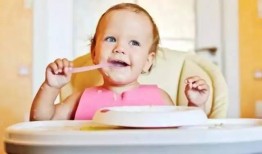 宝宝赌气自己吃瓜,萌态十足引网友热议