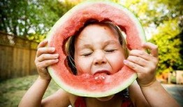 夏天吃太多瓜会引起,小心“瓜”多伤身